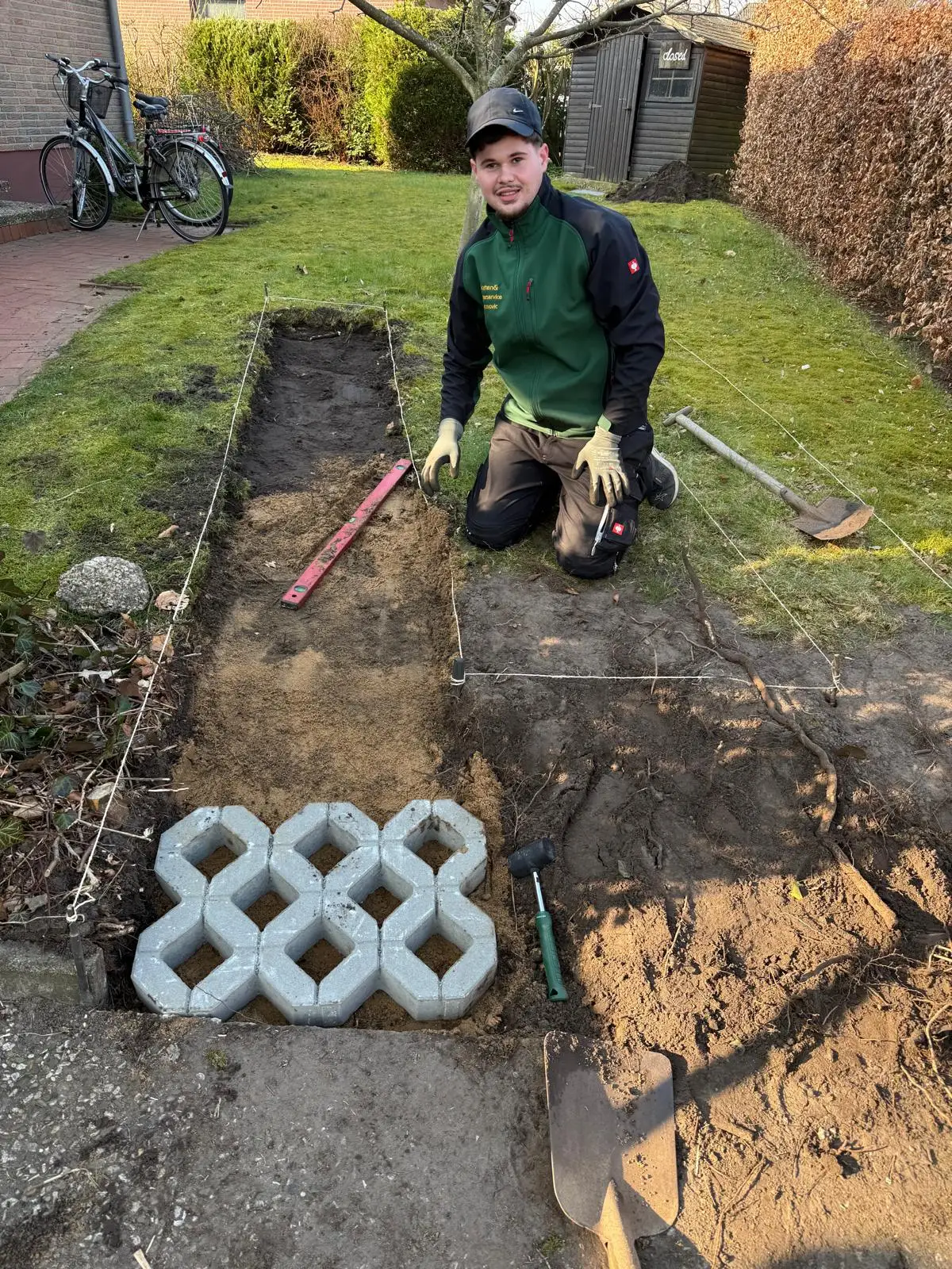 Verlegen von Rasengittersteinen mit Wasserwaage – exakte Gartengestaltung
