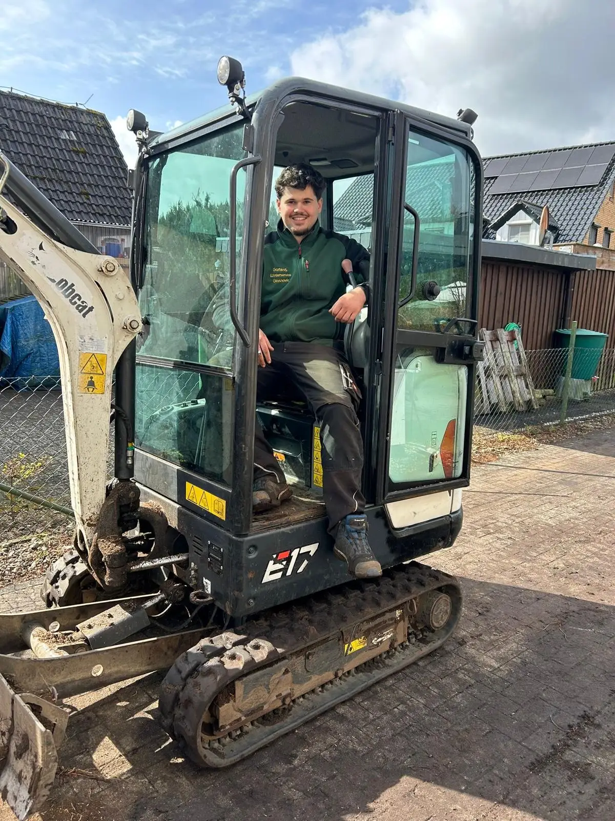 Bozo Glasnovic im Minibagger bei Erdarbeiten für die Gartengestaltung