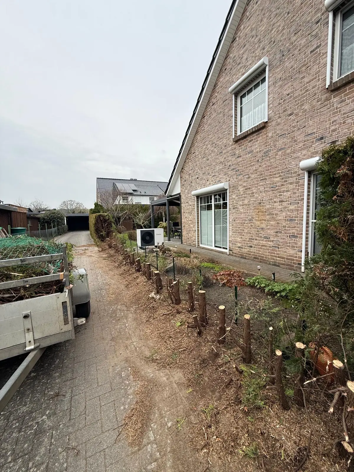 Fachgerechter Rückschnitt von Sträuchern mit Abtransport per Anhänger – Baum- und Strauchschnitt in Neumünster